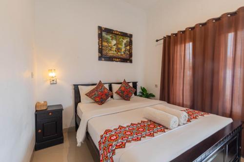 een slaapkamer met een bed en een gordijn bij Nusa Penida Homestay in Nusa Penida