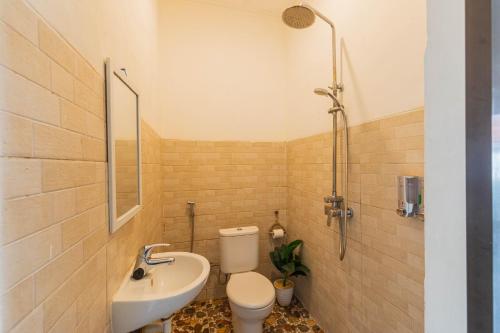 een badkamer met een toilet en een wastafel bij Nusa Penida Homestay in Nusa Penida
