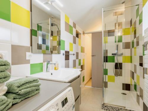 a bathroom with a sink and a shower at Gîte breton proche plages et Guérande - terrasse, vélos inclus, animaux bienvenus - FR-1-306-1268 in Assérac
