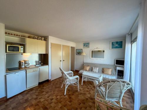 une cuisine et un salon avec une table et des chaises dans l'établissement Saint-Cyprien - T2 charmant avec terrasse, piscine et parking sécurisé - FR-1-753-21, à Saint-Cyprien