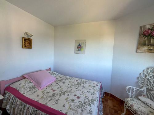 - une petite chambre avec un lit et une chaise dans l'établissement Appartement Saint-Cyprien, 2 pièces, 2 personnes - FR-1-753-21, à Saint-Cyprien