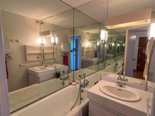 une salle de bain avec deux lavabos et un grand miroir dans l'établissement Saint-Cyprien - T2 charmant avec terrasse, piscine et parking sécurisé - FR-1-753-21, à Saint-Cyprien