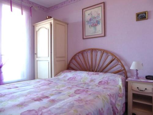 une chambre avec un lit avec un couvre-lit fleuri dans l'établissement Appartement 2 pièces + cabine, 6 pers., proche plage, garage, animaux bienvenus - FR-1-776-84, à Argelès-sur-Mer