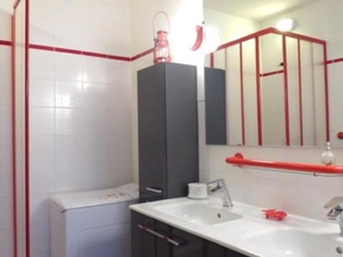 une salle de bain avec un lavabo, des toilettes et un miroir dans l'établissement Appartement 2 pièces + cabine, 6 pers., proche plage, garage, animaux bienvenus - FR-1-776-84, à Argelès-sur-Mer