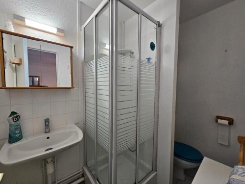 une salle de bain avec douche et lavabo dans l'établissement Appartement T2 en Rez-de-Jardin, Terrasse, à 300m de la Plage, Parking, Environnement Calme et Boisé - FR-1-550-71, à Saint-Georges-de-Didonne