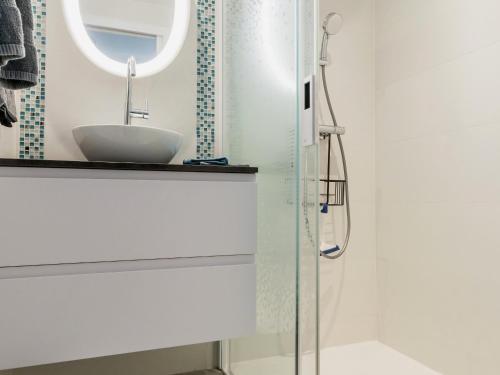 une salle de bain avec un lavabo et une douche dans l'établissement Charmant gîte indépendant avec terrasse, proche plage et golf, idéal pour des vacances à Pornic - FR-1-306-1267, à Pornic