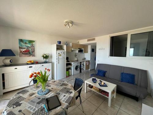 Il comprend un salon avec une table à manger et une cuisine. dans l'établissement Appartement T2 avec terrasse, climatisation et parking à Capbreton - FR-1-413-236, à Capbreton