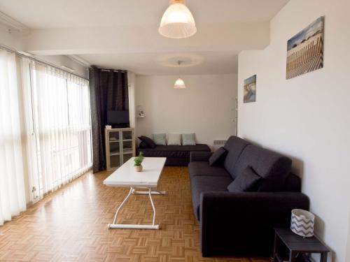 un salon avec un canapé et une table dans l'établissement Studio lumineux à 250m de la plage - Quartier Arago, proche commerces - FR-1-92-938, à Les Sables-dʼOlonne