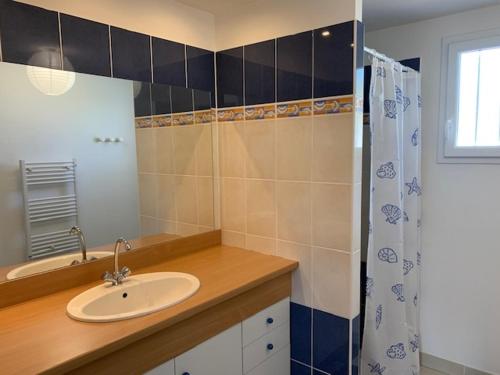 une salle de bain avec un lavabo et une douche dans l'établissement Maison 3 chambres au calme, 3* - Proche plage et commerces, WiFi, terrasse, jardin, TV box, garage - FR-1-323-525, à Saint-Jean-de-Monts