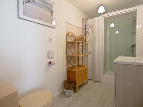 une salle de bain avec une douche, des toilettes et un lavabo dans l'établissement Studio lumineux à 250m de la plage - Quartier Arago, proche commerces - FR-1-92-938, à Les Sables-dʼOlonne
