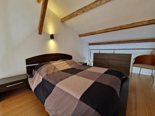 - une chambre avec un lit dans un dortoir doté de parquet dans l'établissement Loft 4 pers centre Châtelaillon-Plage, à deux pas de la mer et du Casino, Wi-Fi inclus - FR-1-706-26, à Châtelaillon-Plage