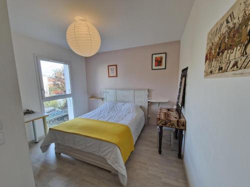 une chambre avec un lit, une table et une fenêtre dans l'établissement Appartement à Angoulins-sur-Mer - 2 Chambres, 5 Pers, Proche Plages - FR-1-706-25, à Angoulins-sur-Mer
