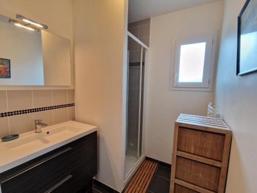 une salle de bain avec un lavabo et une douche dans l'établissement Appartement à Angoulins-sur-Mer - 2 Chambres, 5 Pers, Proche Plages - FR-1-706-25, à Angoulins-sur-Mer