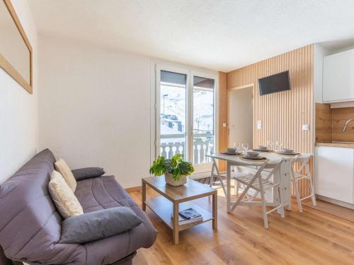 un salon avec un canapé et une table dans l'établissement Superbe Appartement Familial en Pieds de Pistes à Saint-Lary-Soulan - FR-1-296-496, à Saint-Lary-Soulan