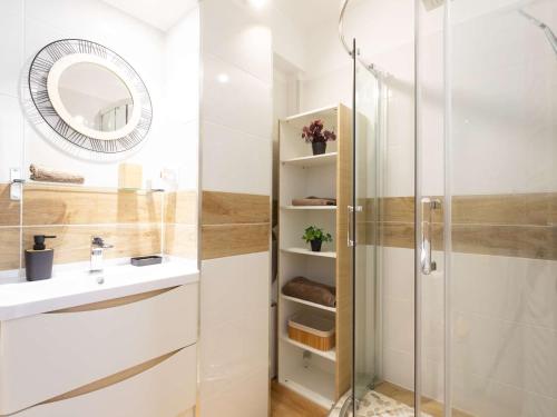 une salle de bain avec une douche, un lavabo et un miroir dans l'établissement Superbe Appartement Familial en Pieds de Pistes à Saint-Lary-Soulan - FR-1-296-496, à Saint-Lary-Soulan