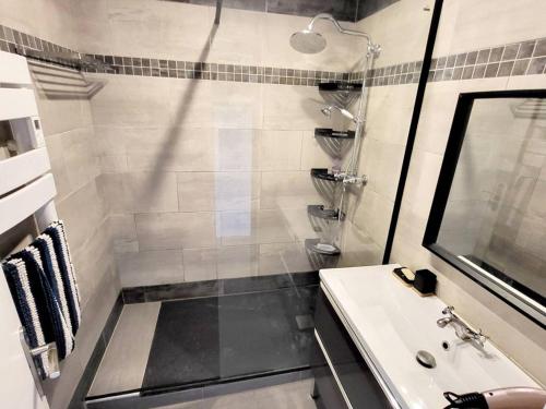 ein Bad mit einer Dusche und einem Waschbecken in der Unterkunft Appartement Six-Fours-les-Plages, 3 pièces, 6 personnes - FR-1-316-331 in Six-Fours-les-Plages