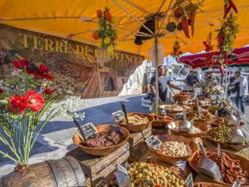 Un marché avec de nombreux types différents de denrées alimentaires dans des paniers dans l'établissement Appartement T3 au calme à 600 m des plages avec Parking, Wi-Fi et équipements modernes - FR-1-316-331, à Six-Fours-les-Plages