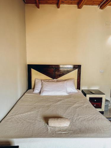 uma cama num quarto com uma colcha castanha em The Cage em Dahab