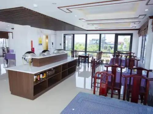 Ett kök eller pentry på Hoàng Hải 1 Hotel