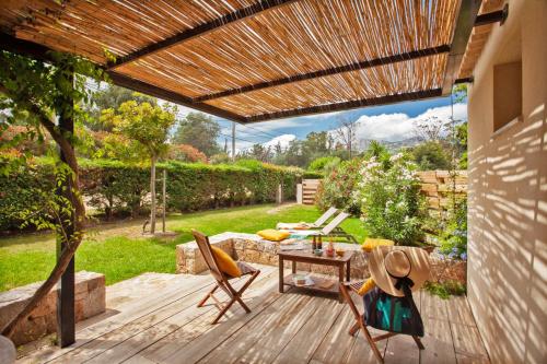 un patio avec une terrasse en bois et une pergola en bois dans l'établissement Villa 