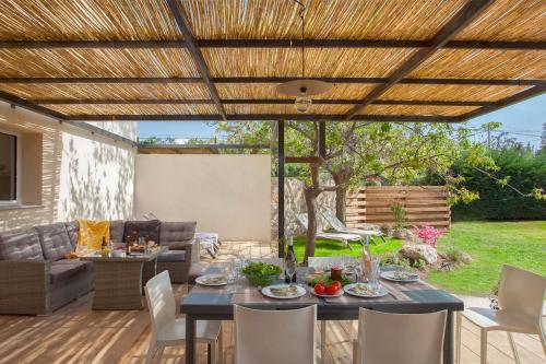 Villa Albizzia with terrace and garden 6 8 people tesisinde bir restoran veya yemek mekanı