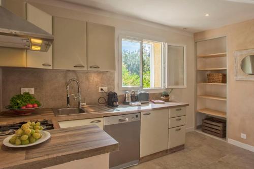 une cuisine avec une assiette de fruits sur le comptoir dans l'établissement Maisonnette une chambre 