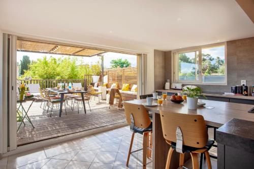 uma cozinha com um pátio com uma mesa e cadeiras em Apartment "Jasmin" 3 bedrooms with large terrace 6 8 people em Calvi
