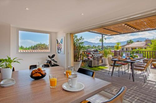 une salle à manger avec une table et une terrasse dans l'établissement Appartement 