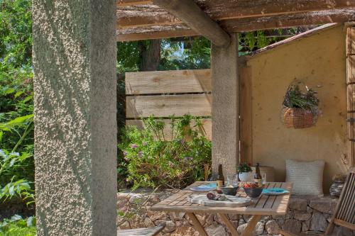 - une table en bois sur une terrasse avec une table dans l'établissement Quiet mini-villa 