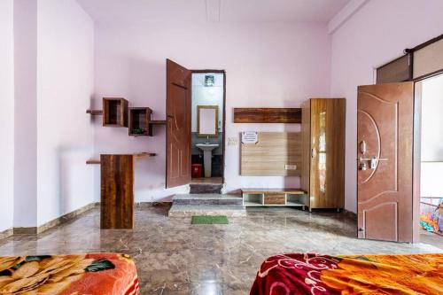 een kamer met een bed en een badkamer met een spiegel bij Aravali hills resort in Gurgaon