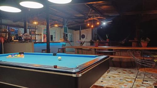 Billiards table sa Hostal Portobelo