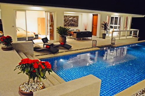 Bazén v ubytování D-Lux 5 bed sea view villa nebo v jeho okolí