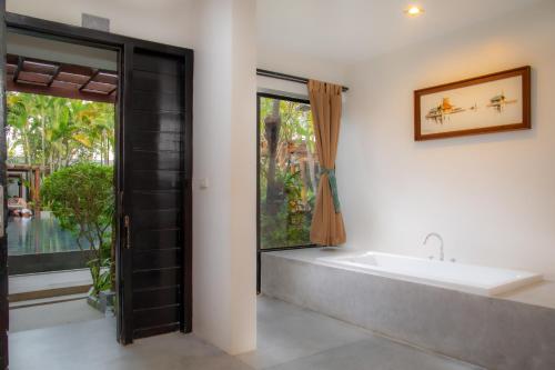 La salle de bains est pourvue d'un lavabo et d'une fenêtre. dans l'établissement Bunwin Siem Reap, à Siem Reap