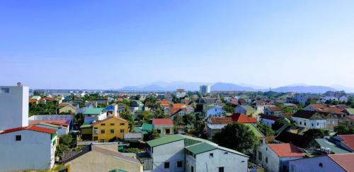uitzicht op een stad met huizen en daken bij Amazon Hotel in Vinh