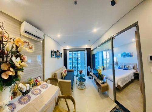 Habitación de hotel con cama y sala de estar. en The Song Apartment Vung Tau Sea view en Vung Tau
