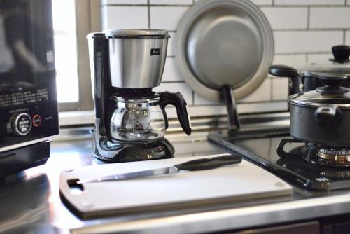 a kitchen counter with a blender on a stove at 広い庭付きBBQ可,残波ビーチまで車で5分,最大人数11名 Ns garden in Jima