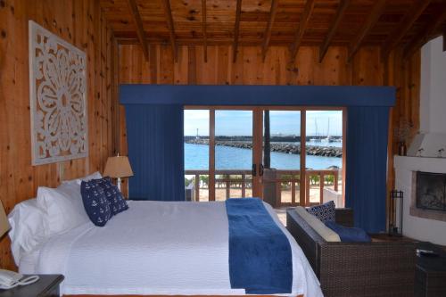 a bedroom with a bed and a view of the water at Hotel Quintas Papagayo in Ensenada