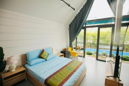 1 dormitorio con cama y piscina en Ninh Hoa Garden, en Buon Ma Thuot