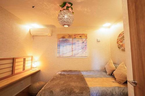 a small bedroom with a bed and a window at 錦・【金瑞軒】名古屋駅徒歩8分まるまる貸切 in Nagoya