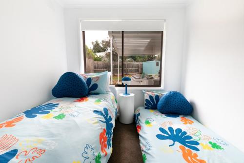 En eller flere senge i et værelse på "Julies"-Big fenced yard, nearby beach, Pet friendly