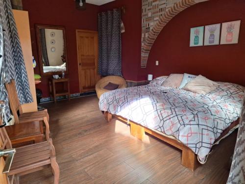 1 dormitorio con 1 cama y suelo de madera en Hotel Villas San Miguel en Pátzcuaro