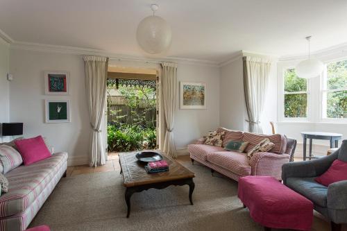 Sala de estar con 2 sofás y mesa de centro en Victorian Masterpiece, en Sídney