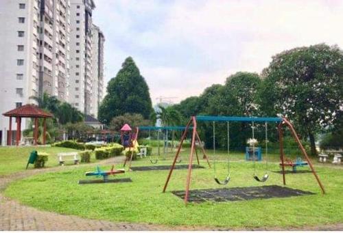 een park met een speeltuin met schommels bij Budget Single Bedroom at Suria Kipark Damansara in Kuala Lumpur
