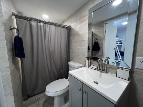 a bathroom with a toilet and a sink and a shower at Charming two bedroom apartment. in Miami