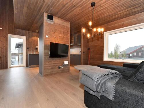 een woonkamer met een bank en een flatscreen-tv bij 12 person holiday home in IDRE in Idre