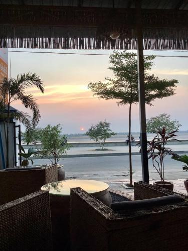 a table and chairs with a view of the ocean at Le Tonle in Kratie