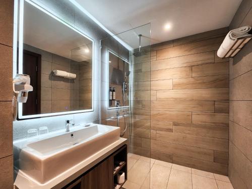 uma casa de banho com um lavatório e um espelho em FOX Hotel Glenmarie Shah Alam by The Ascott em Shah Alam