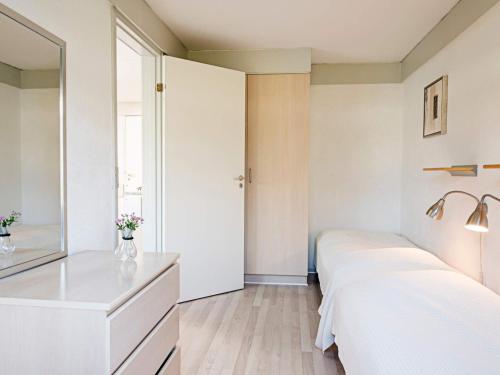 sypialnia z łóżkiem i lustrem w obiekcie 6 person holiday home in Allinge w mieście Allinge