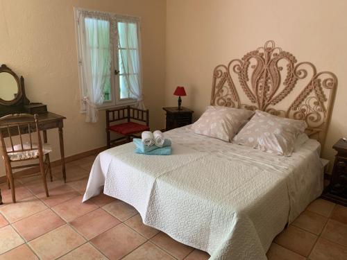 - une chambre avec un lit et une couette blanche dans l'établissement Villa Paradis, à Saint Antonin du Var