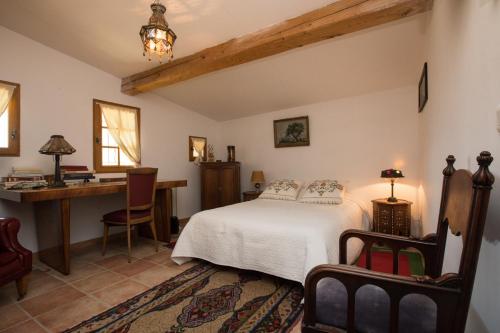 une chambre avec un lit et un bureau dans une pièce dans l'établissement Villa Paradis, à Saint Antonin du Var